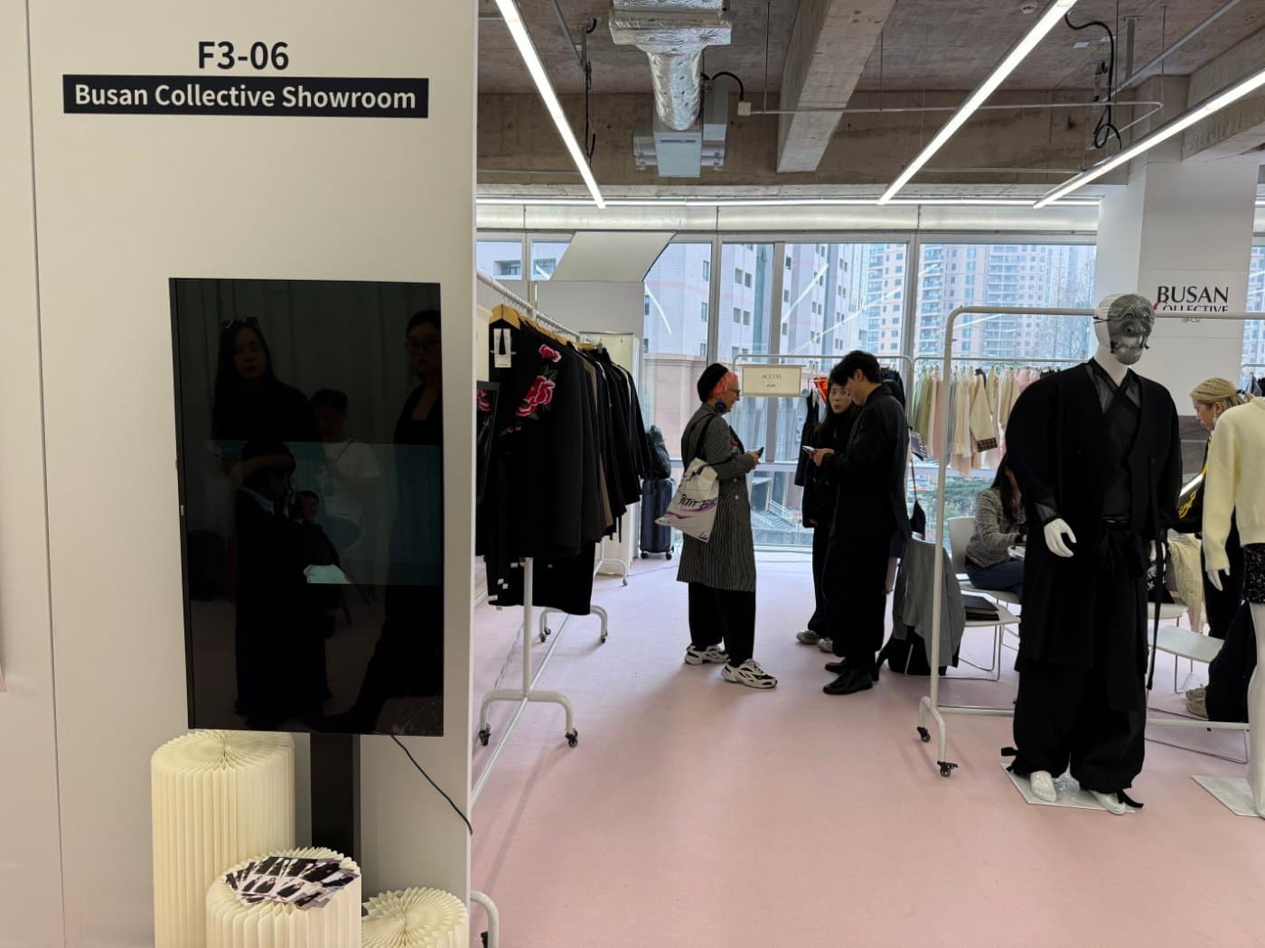 F3-06 Busan Collective Showroom 부스 입구