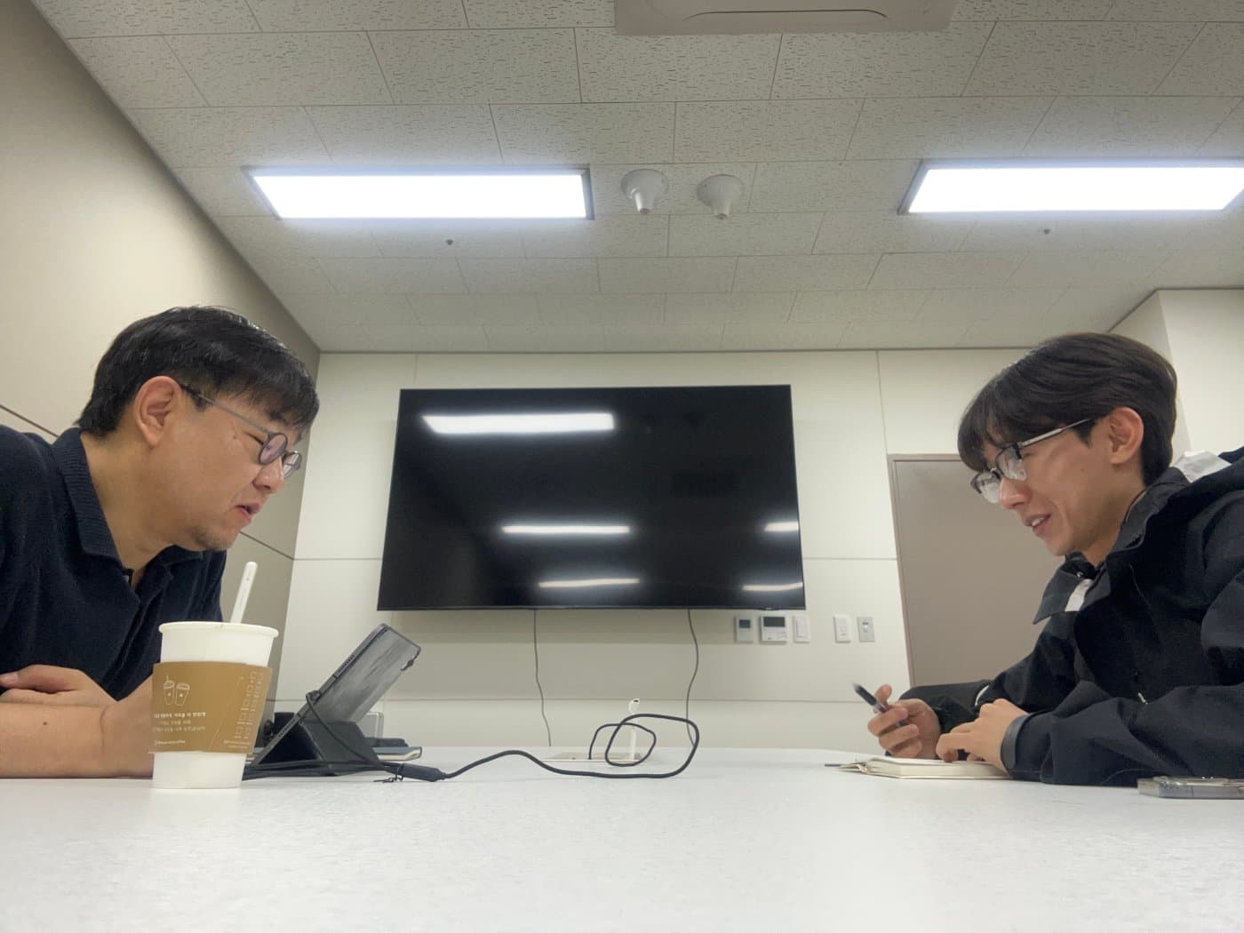 브랜드 자료 검토